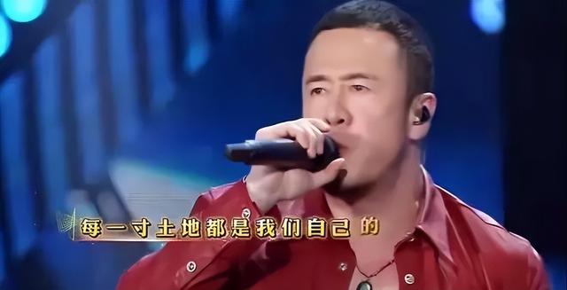 此次
，杨坤彻底栽了，公然窜改红歌，终究是步了“莉哥”的后尘