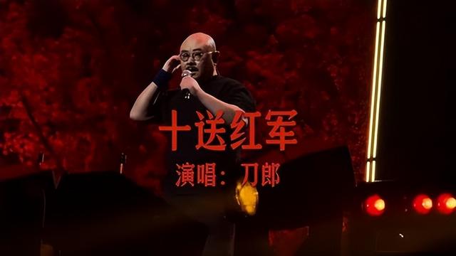 此次
，杨坤彻底栽了，公然窜改红歌，终究是步了“莉哥”的后尘