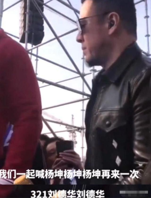 此次
，杨坤彻底栽了，公然窜改红歌，终究是步了“莉哥”的后尘