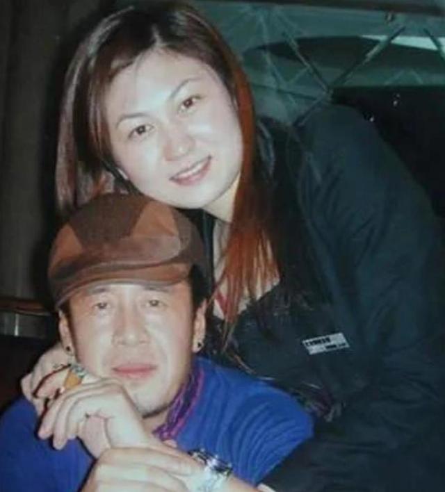 此次
，杨坤彻底栽了，公然窜改红歌，终究是步了“莉哥”的后尘