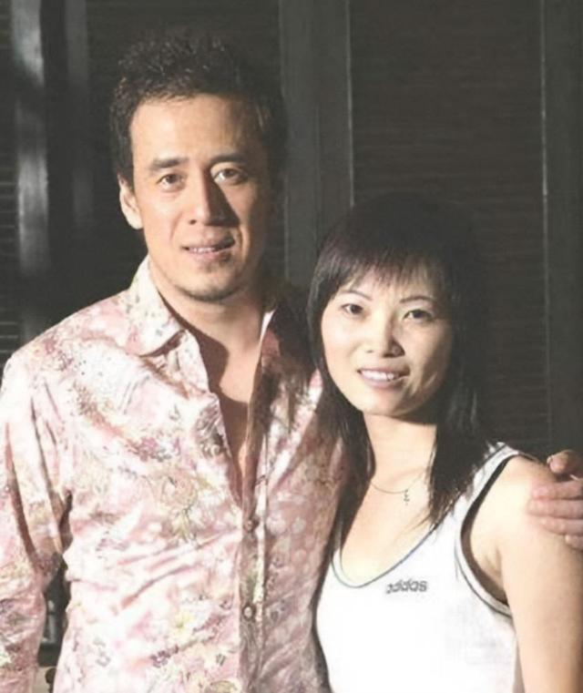 此次
，杨坤彻底栽了，公然窜改红歌，终究是步了“莉哥”的后尘