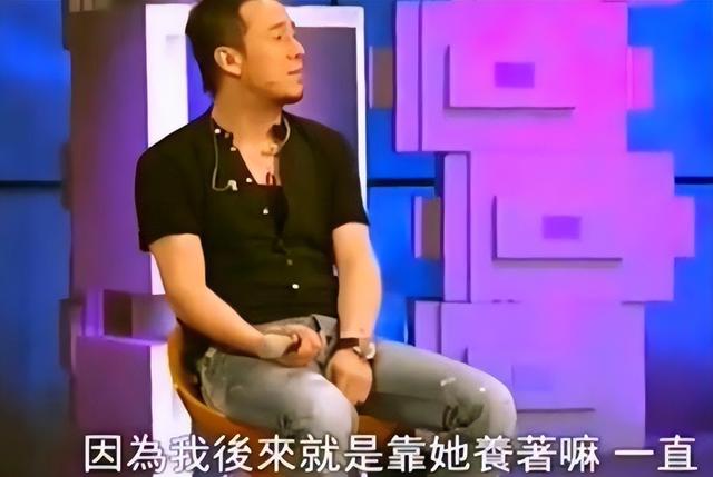 此次
，杨坤彻底栽了，公然窜改红歌，终究是步了“莉哥”的后尘