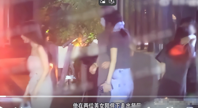 此次
，杨坤彻底栽了，公然窜改红歌，终究是步了“莉哥”的后尘
