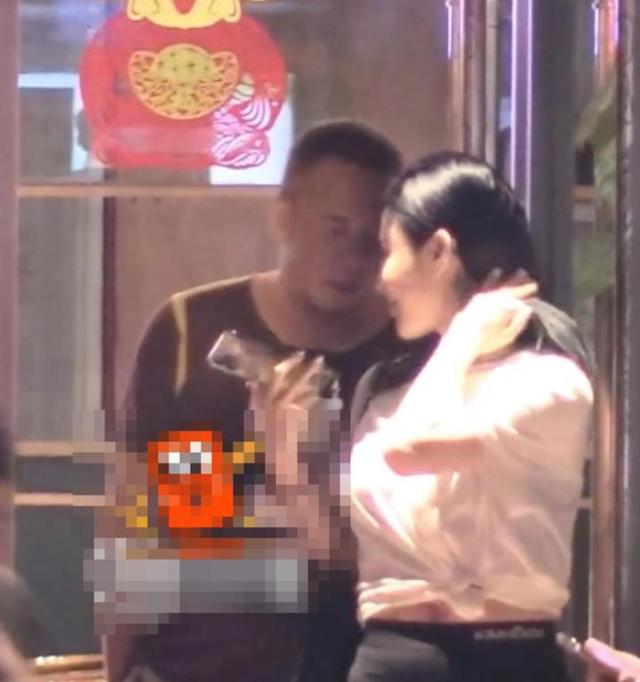 此次
，杨坤彻底栽了，公然窜改红歌，终究是步了“莉哥”的后尘