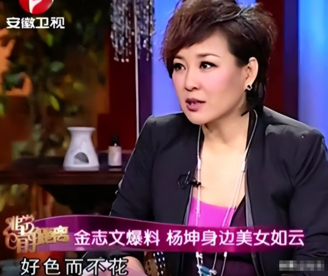 此次
，杨坤彻底栽了，公然窜改红歌，终究是步了“莉哥”的后尘