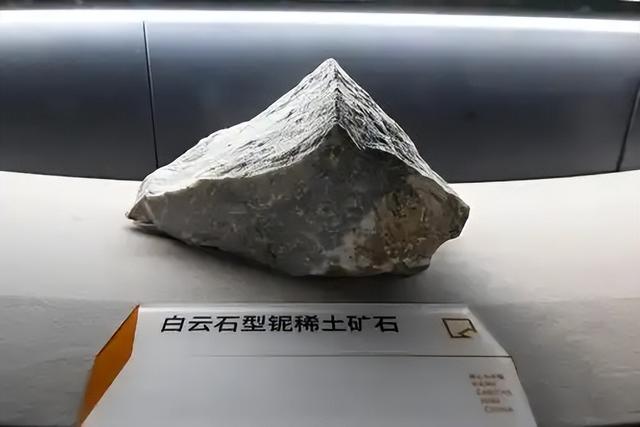 台海战争爆发，西方可冻结3.4万亿中国资产，但中国手里也有王炸