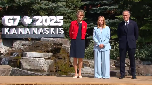G7峰会上！马克龙和梅洛尼热聊照火了！梅洛尼眼睛睁得老大