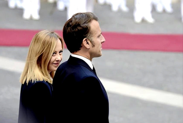 G7峰会上！马克龙和梅洛尼热聊照火了！梅洛尼眼睛睁得老大