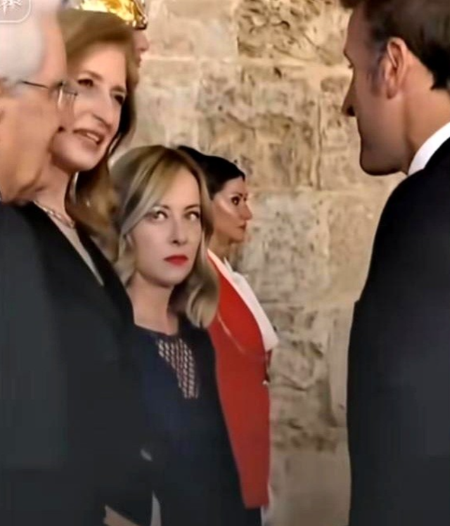 G7峰会上！马克龙和梅洛尼热聊照火了！梅洛尼眼睛睁得老大