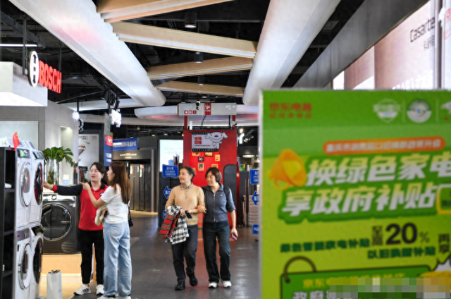 多地紧急叫停国补，万亿补贴
肥了谁？背后黑手被揪出，民怨沸腾