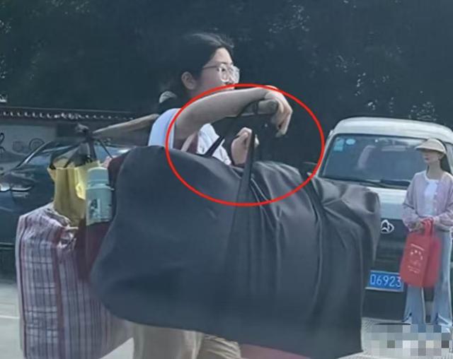 高考扁担女孩，终于火上央视！先生
曝真实结果，打脸多少
旗袍鲜花