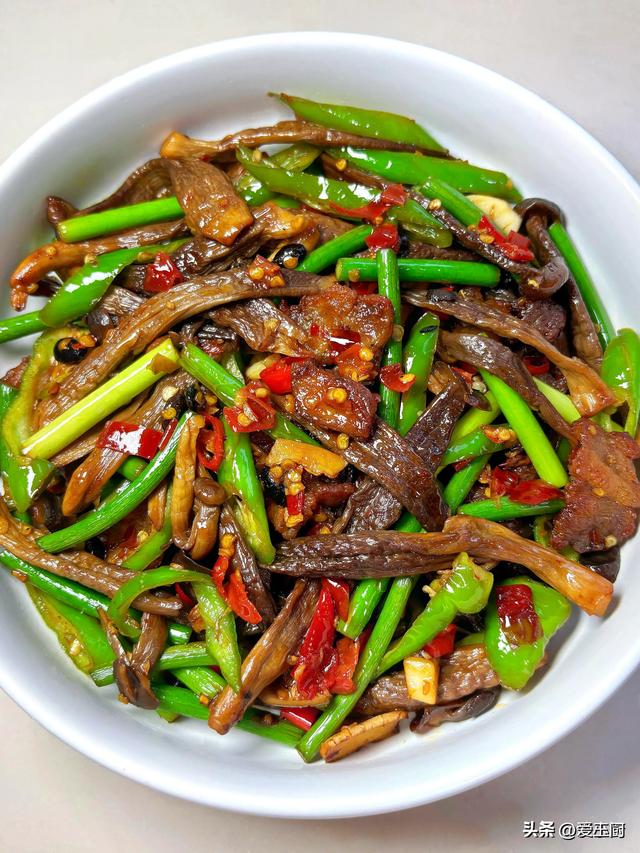 朋友来家不下馆子不点外卖，8道菜端上桌，网友：家宴是最高礼遇