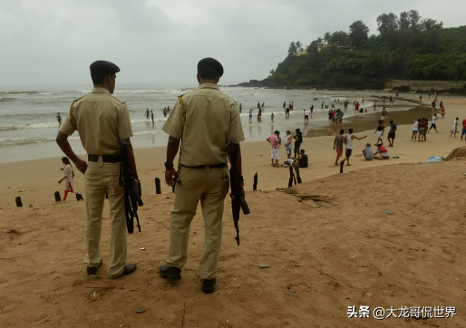 印度发生恶性案件，女大年夜

学生深夜遭10人轮奸，事发时和男友在一起