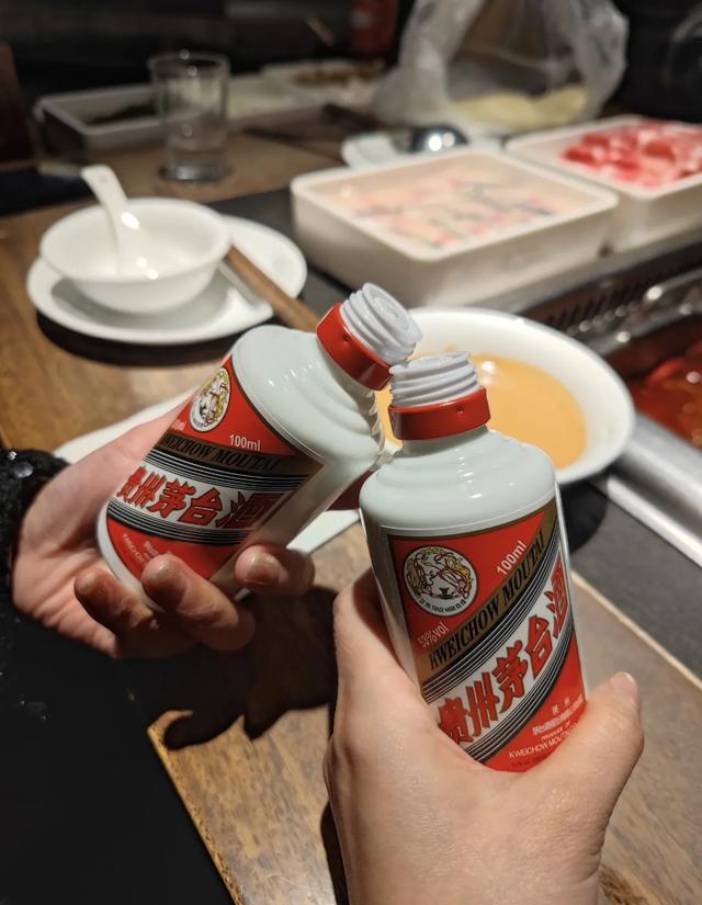 公职人员放工后不能

喝酒？星期
五会餐也违规？人平易近
网：吃喝不违规