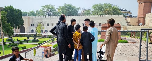 中国要提防巴基斯坦，看看他们的小孩，随口就：“秦腔穷”