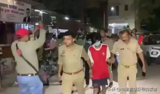 印度女年夜
学生沙岸嬉戏被10人轮奸，男友在旁被绑缚
殴打