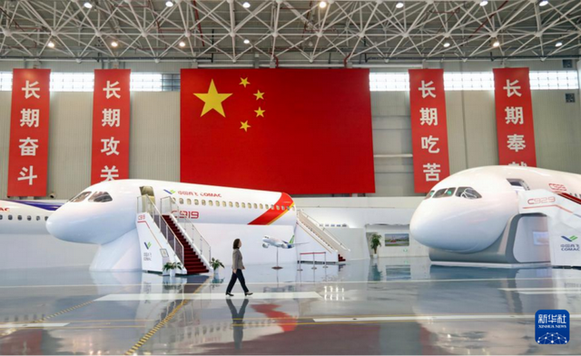 中国产洲际客机C929亮相巴黎，颁布
两家供给
商