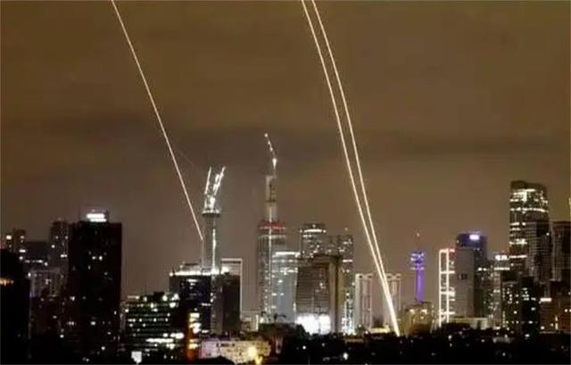 深夜爆炸不断，第三国预备参战，哈梅内伊态度大年夜

变，狠话史无前例
