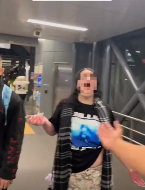 踢铁板了！澳洲少年围殴退役武士，被乱拳反杀，围不雅
群众反应

寒心