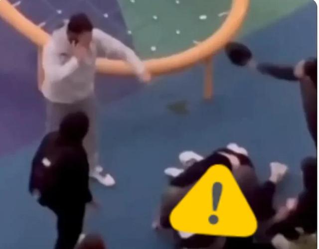 踢铁板了！澳洲少年围殴退役武士，被乱拳反杀，围不雅
群众反应

寒心
