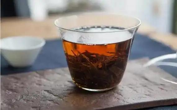 脑梗离世的人越来越多？大夫苦劝：天热宁肯喝凉水，也别喝这4物