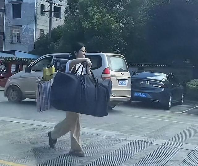 扁担女孩走红才6天，恶心的一幕还是产生
了，官媒怒斥吃相太难看
