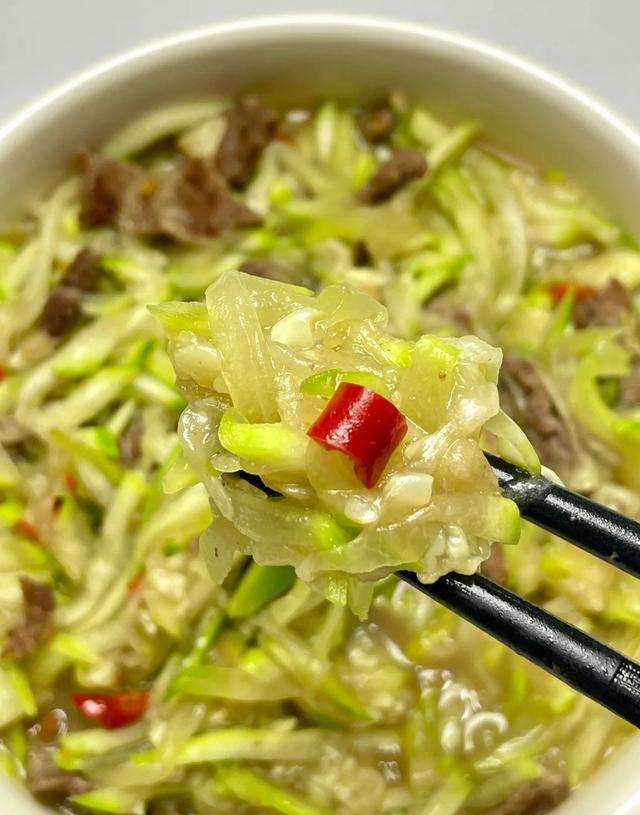 六月，这瓜使劲吃，一清热，二润肺，三明目，简单一炒鲜美开胃！