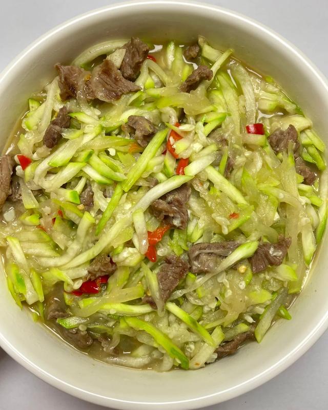 六月，这瓜使劲吃，一清热，二润肺，三明目，简单一炒鲜美开胃！