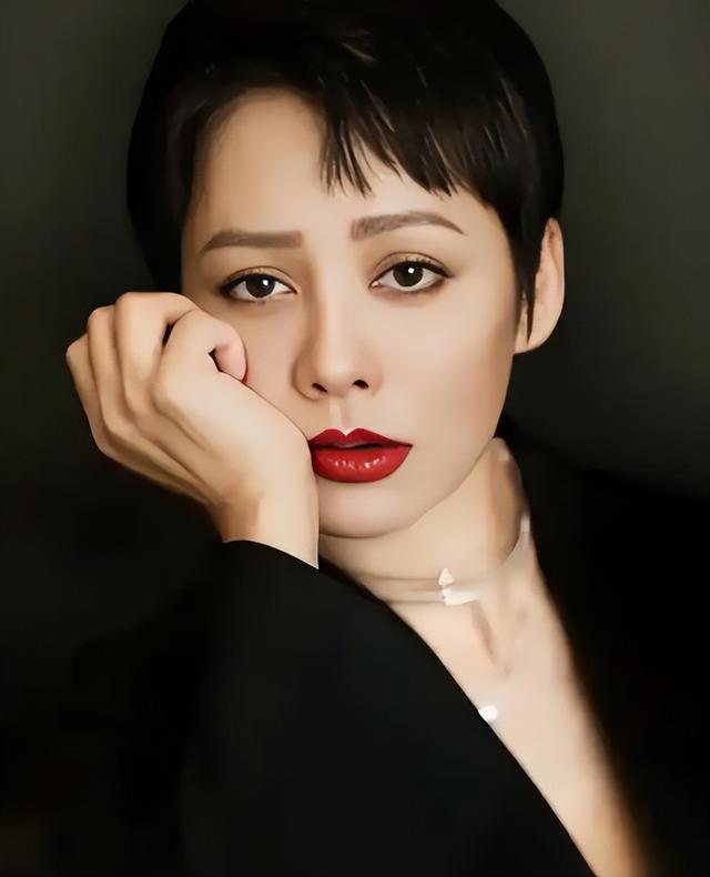彻底不装了！汪峰平静牵手庆生，撕碎章子怡最后
面子，森林北更惨