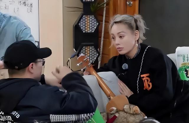 彻底不装了！汪峰平静牵手庆生，撕碎章子怡最后
面子，森林北更惨