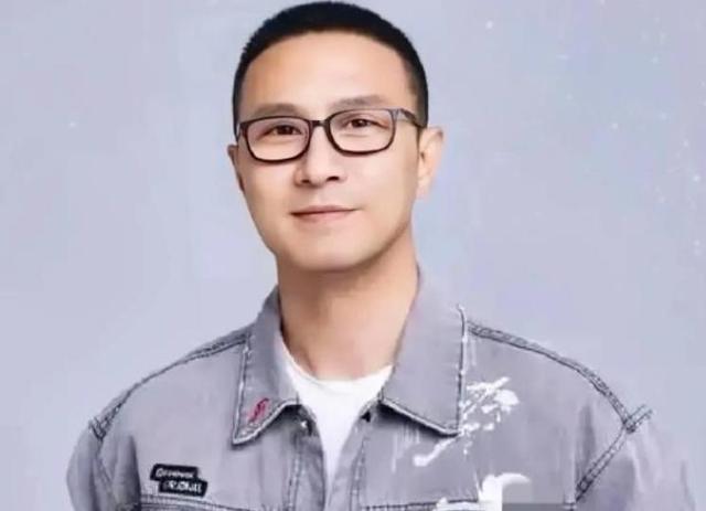 彻底不装了！汪峰平静牵手庆生，撕碎章子怡最后
面子，森林北更惨