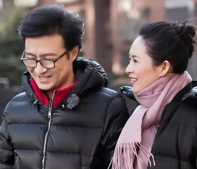 彻底不装了！汪峰平静牵手庆生，撕碎章子怡最后
面子，森林北更惨
