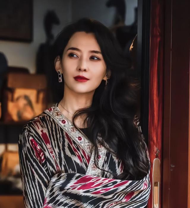 彻底不装了！汪峰平静牵手庆生，撕碎章子怡最后
面子，森林北更惨