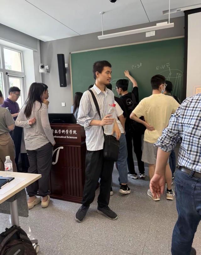 韦东奕和王虹初次面对面，站PPT前深思考，学生：全场只有韦神懂