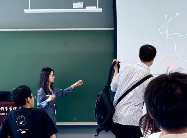 韦东奕和王虹初次面对面，站PPT前深思考，学生：全场只有韦神懂