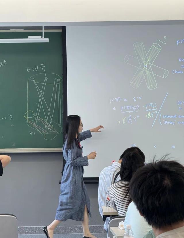 韦东奕和王虹初次面对面，站PPT前深思考，学生：全场只有韦神懂