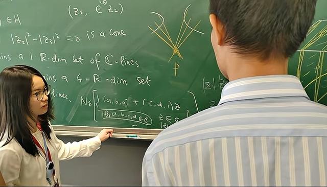 韦东奕和王虹初次面对面，站PPT前深思考，学生：全场只有韦神懂