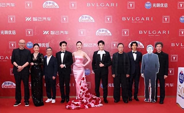黄渤 倪妮 雷佳音深夜聚餐，三人喝到凌晨一点，倪妮纯素颜好美丽