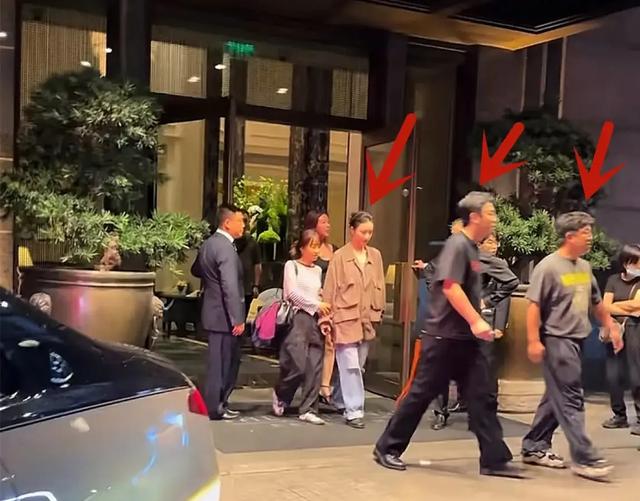 黄渤 倪妮 雷佳音深夜聚餐，三人喝到凌晨一点，倪妮纯素颜好美丽