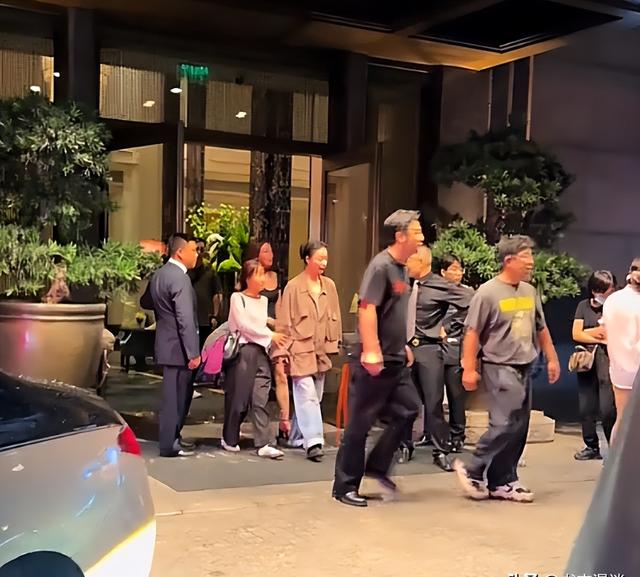 黄渤 倪妮 雷佳音深夜聚餐，三人喝到凌晨一点，倪妮纯素颜好美丽
