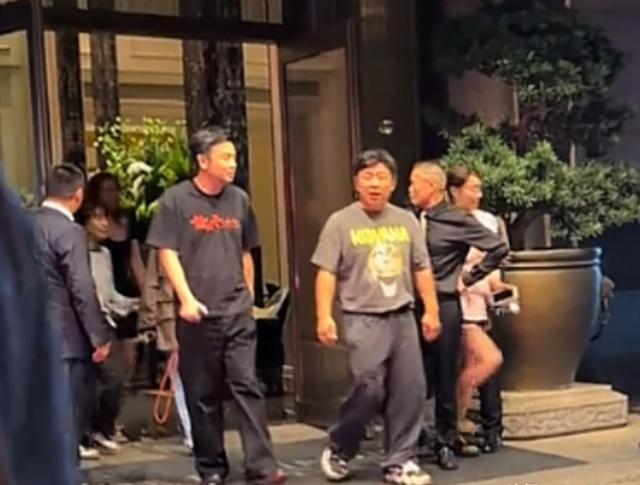 黄渤 倪妮 雷佳音深夜聚餐，三人喝到凌晨一点，倪妮纯素颜好美丽
