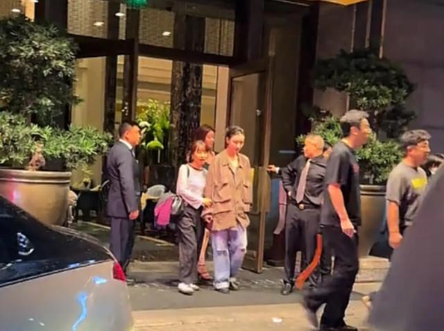 黄渤 倪妮 雷佳音深夜聚餐，三人喝到凌晨一点，倪妮纯素颜好美丽