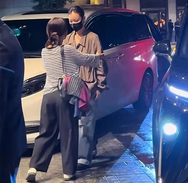 黄渤 倪妮 雷佳音深夜聚餐，三人喝到凌晨一点，倪妮纯素颜好美丽