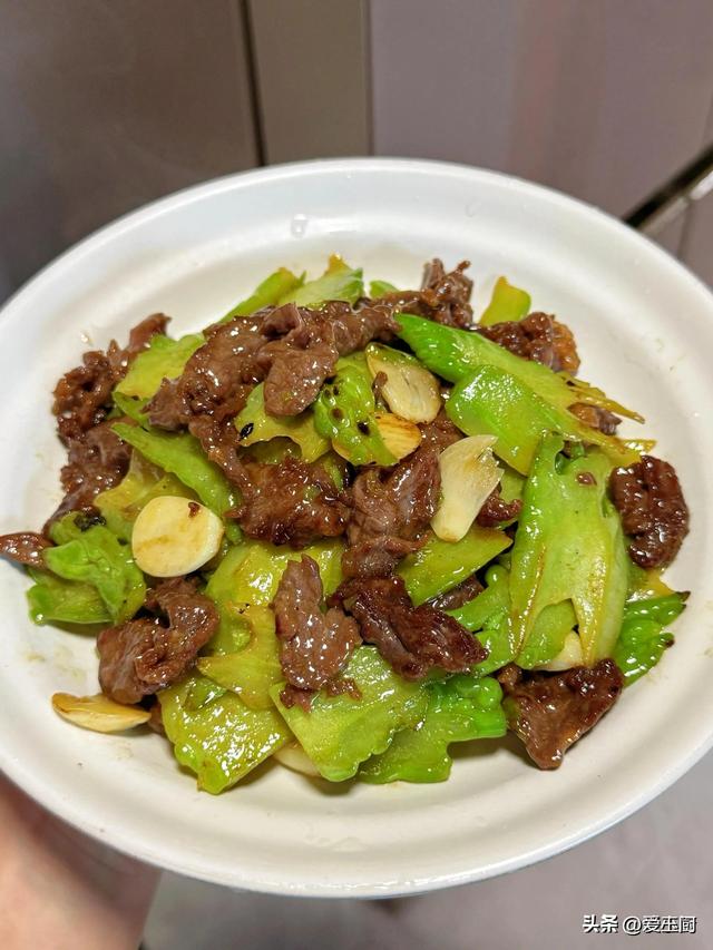 6月21日夏至，别忘了吃3瓜，喝2汤，忌1事，适应
时节，平稳
过苦夏