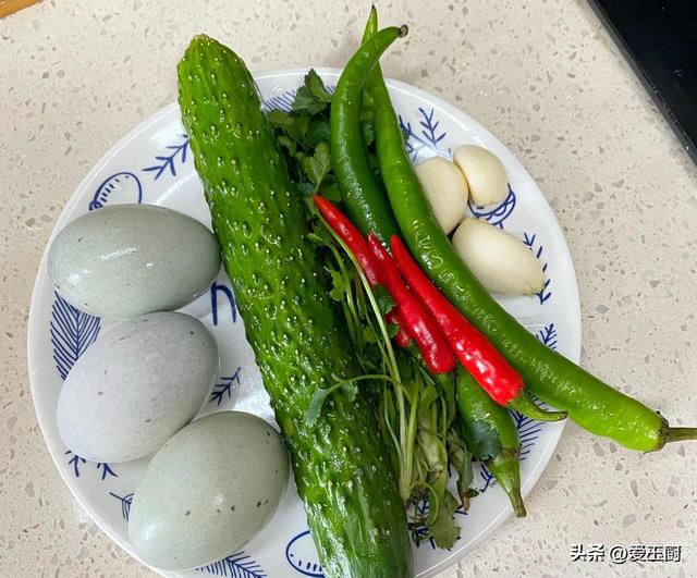 6月21日夏至，别忘了吃3瓜，喝2汤，忌1事，适应
时节，平稳
过苦夏