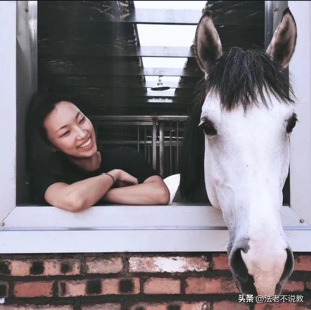 那尔那茜变乱一连发酵，一张饭局合影被挖出来，从中可以看出端倪
