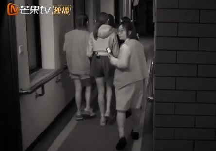 李雪琴变乱升级
！举报人再晒证据实锤，被曝学历造假只是冰山一角