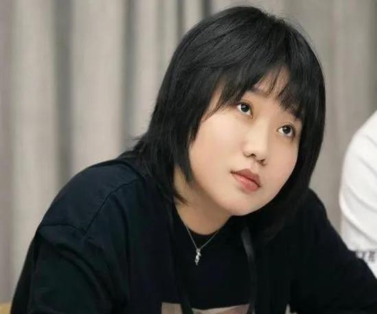 李雪琴变乱升级
！举报人再晒证据实锤，被曝学历造假只是冰山一角