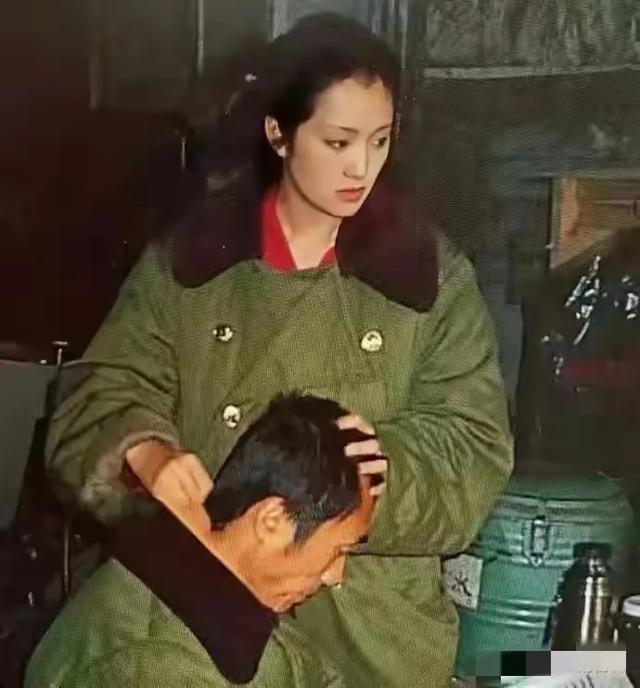 张艺谋和巩俐热恋时的罕见合照，网友：郎才女貌，眼神里全是
爱！