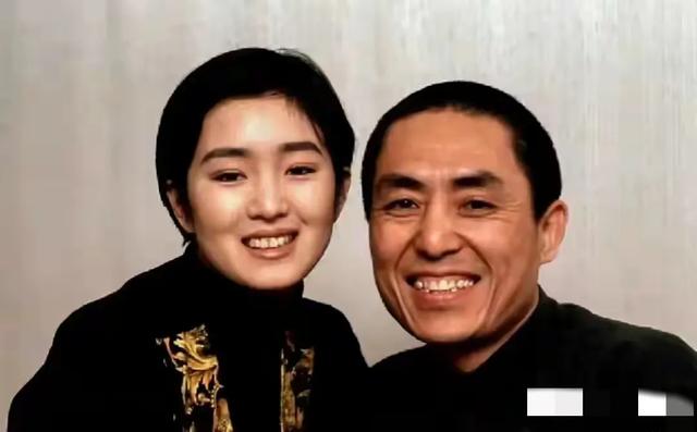 张艺谋和巩俐热恋时的罕见合照，网友：郎才女貌，眼神里全是
爱！